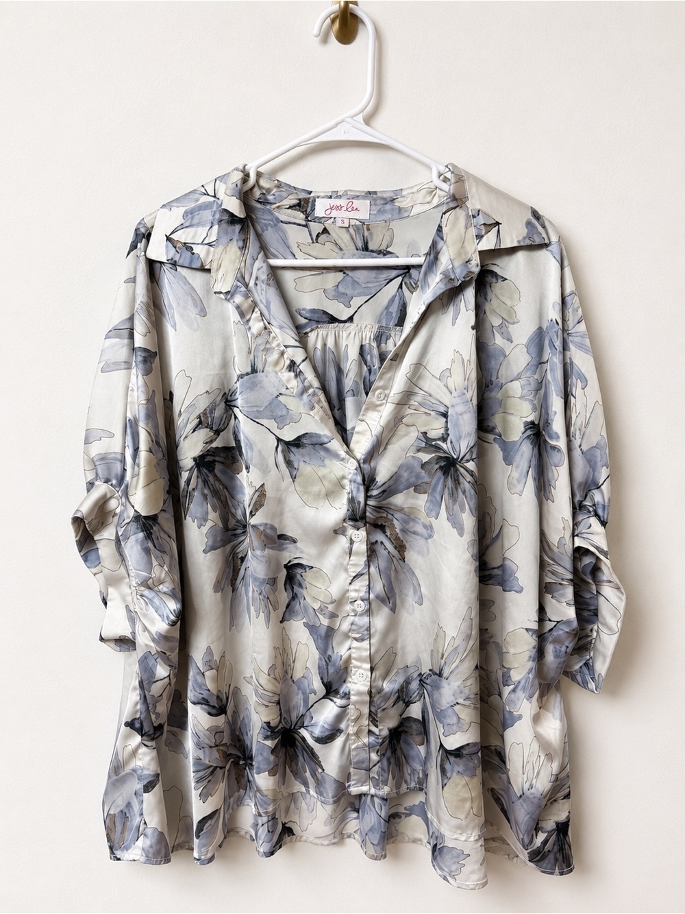 ⭐️3/$20 Jess Lea Women’s Small Floral Satin Blouse Ivory Gray Button Up